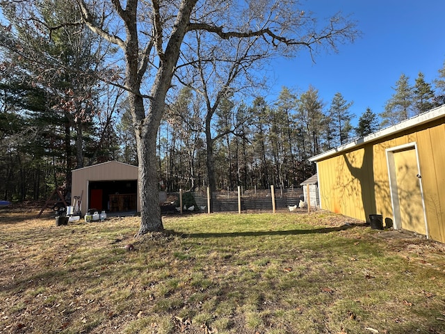 view of yard with an outbuilding