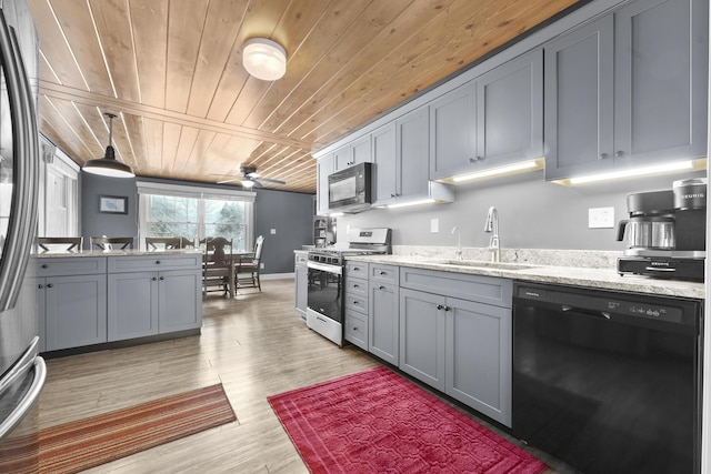 kitchen featuring wood ceiling, sink, black appliances, light hardwood / wood-style flooring, and gray cabinets