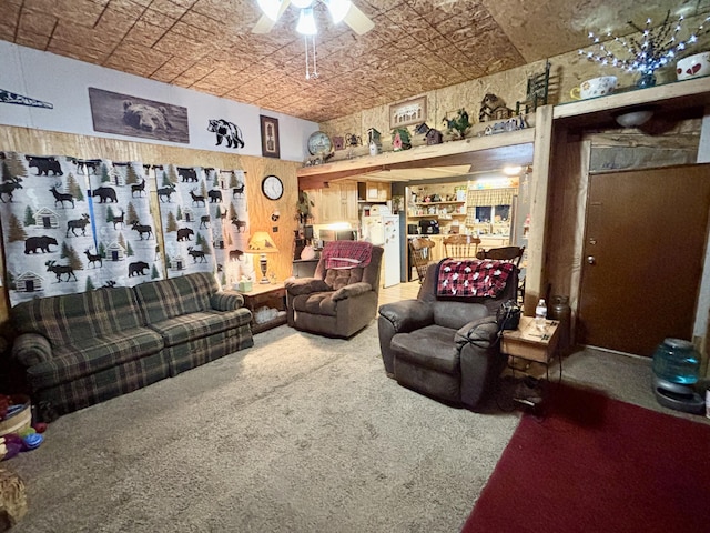 carpeted living room featuring ceiling fan