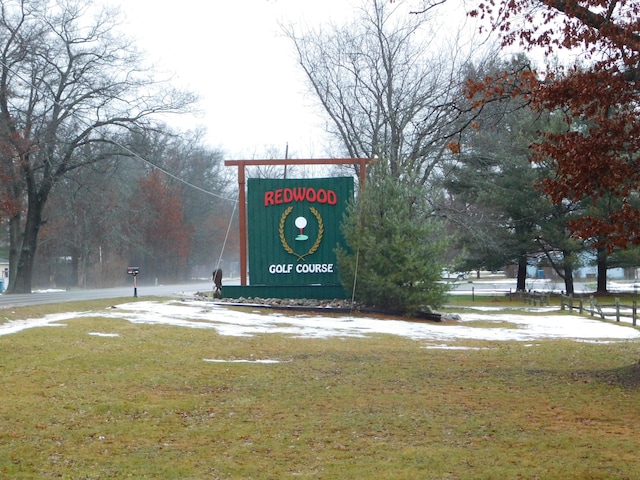 view of property's community featuring a lawn