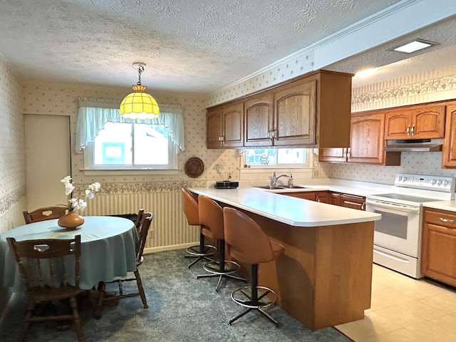 kitchen with sink, white range with electric cooktop, kitchen peninsula, decorative light fixtures, and a breakfast bar area