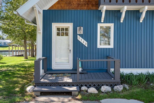 property entrance featuring a lawn