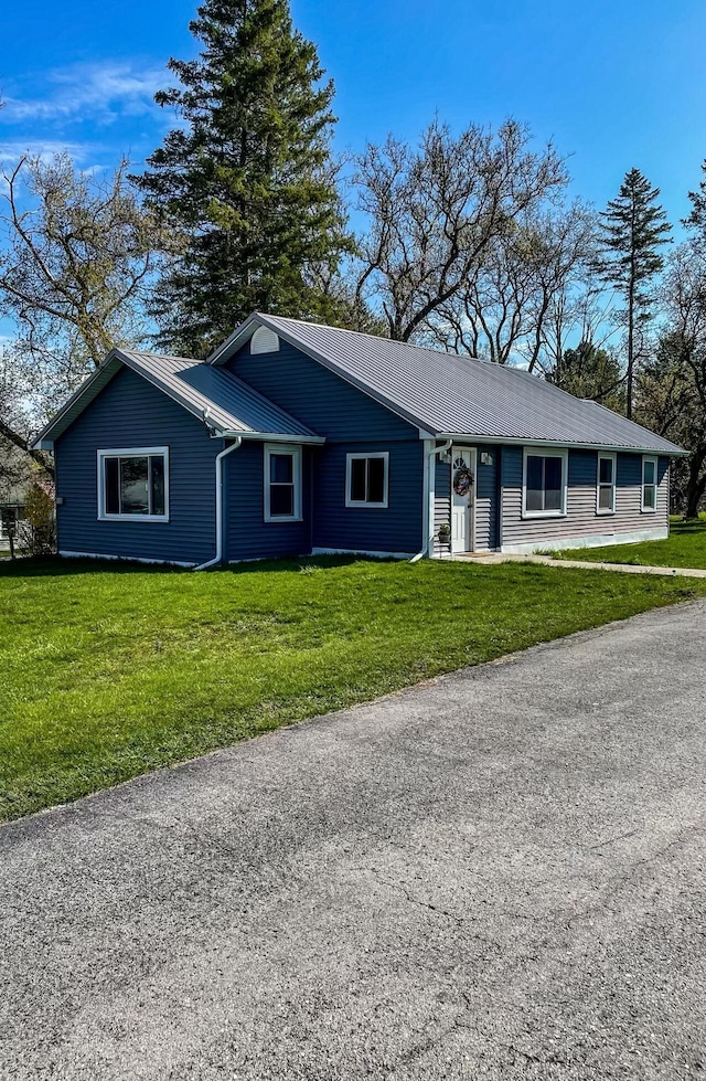 single story home featuring a front lawn