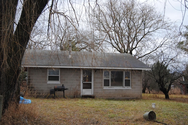 view of front facade with a front lawn