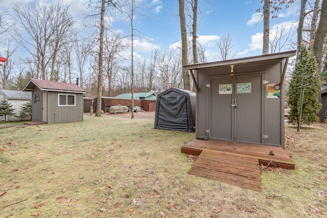 view of yard with a storage shed