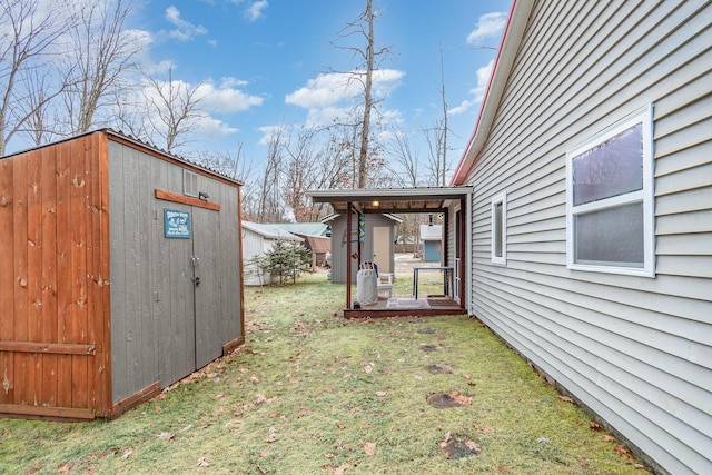 view of yard with a storage shed