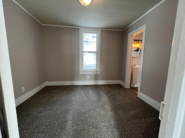 unfurnished room featuring crown molding and carpet