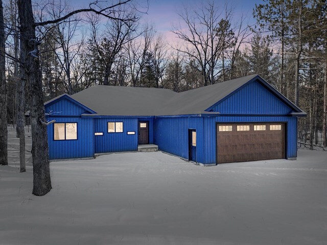 view of front facade featuring a garage