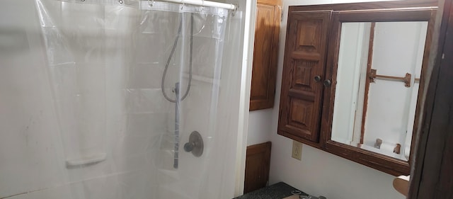 bathroom with shower / bath combo with shower curtain