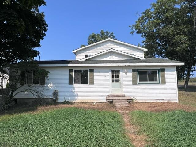 view of front of property featuring a front yard