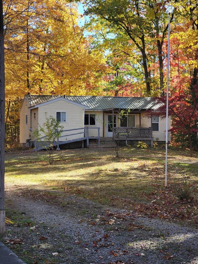 view of front facade featuring a front yard