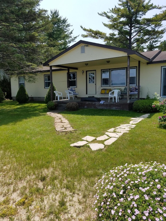 view of front of property featuring covered porch and a front yard