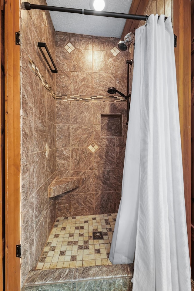 bathroom featuring a shower with shower curtain