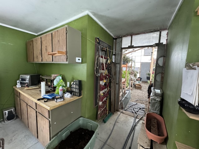 kitchen featuring ornamental molding