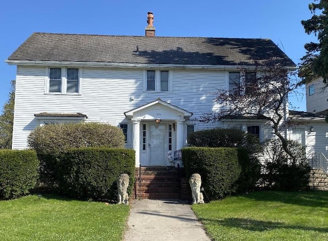 view of front of home featuring a front lawn