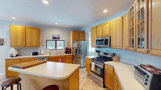 kitchen featuring sink, a breakfast bar, and stainless steel appliances