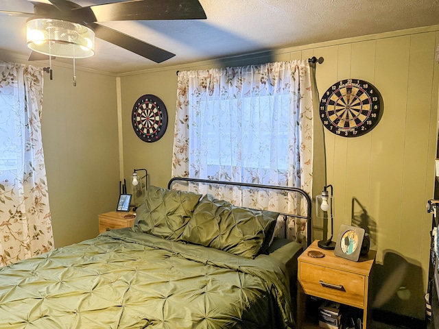 bedroom featuring ceiling fan and a textured ceiling