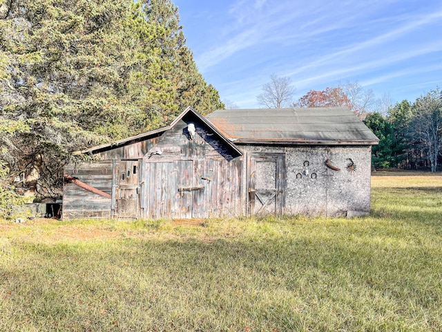 view of outbuilding featuring a yard