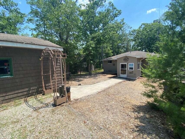 view of yard featuring an outdoor structure