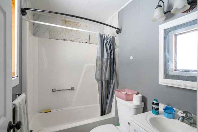 full bathroom featuring shower / tub combo with curtain, vanity, and toilet