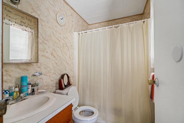 bathroom with a shower with curtain, vanity, and toilet