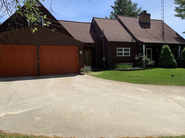 view of front facade featuring a garage and a front lawn