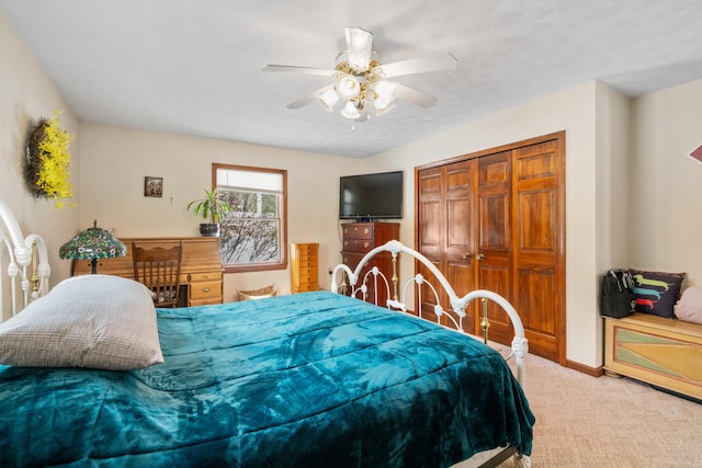 bedroom featuring carpet floors, ceiling fan, and a closet