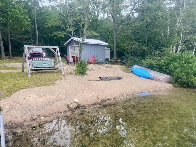 view of yard featuring an outdoor structure