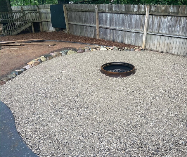 view of yard featuring an outdoor fire pit