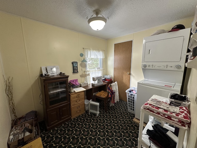 carpeted home office with stacked washer / drying machine and a textured ceiling