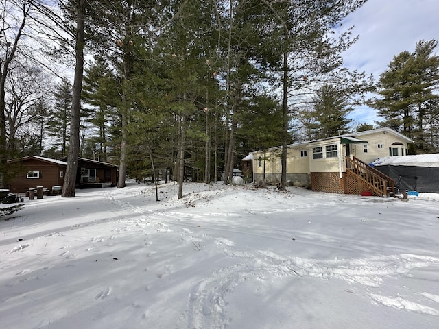 view of yard layered in snow