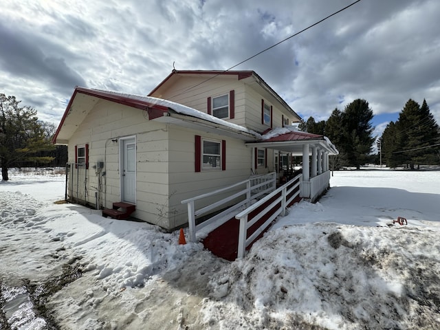 view of front facade with entry steps and fence