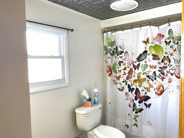 full bath with ornamental molding, an ornate ceiling, toilet, and curtained shower