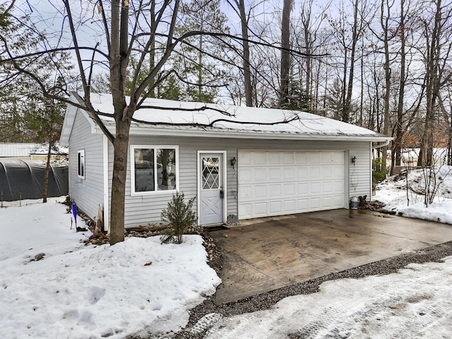 view of front facade featuring a detached garage