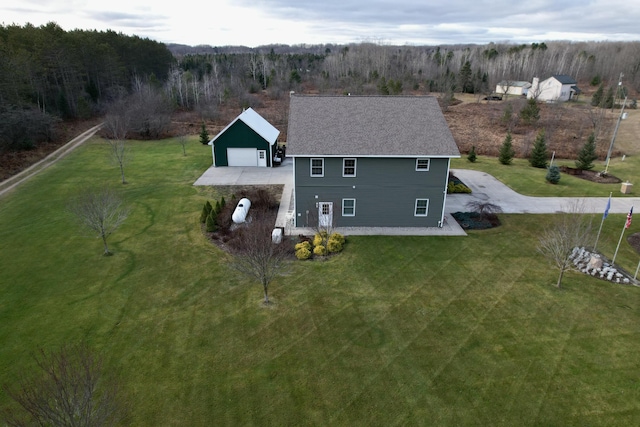 birds eye view of property featuring a forest view