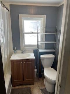 full bath featuring ornamental molding, curtained shower, vanity, and toilet