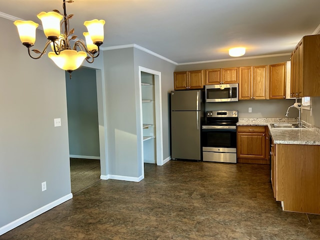 kitchen with a chandelier, a sink, baseboards, appliances with stainless steel finishes, and crown molding