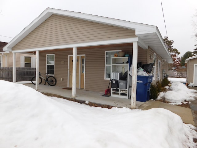 view of front of house featuring fence and a porch