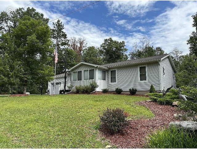 view of front of house featuring a front lawn