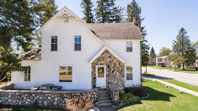 view of front of property featuring a front lawn