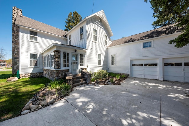 view of front facade featuring a front lawn and a garage