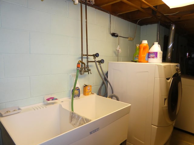 laundry area with washer / clothes dryer