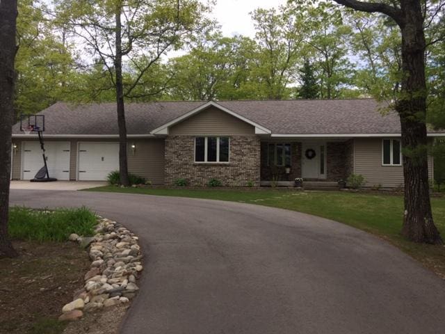 ranch-style house featuring a front lawn