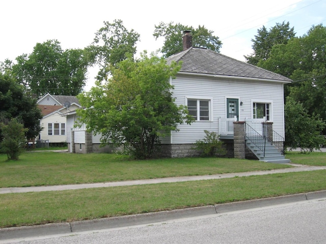 view of front of house featuring a front lawn