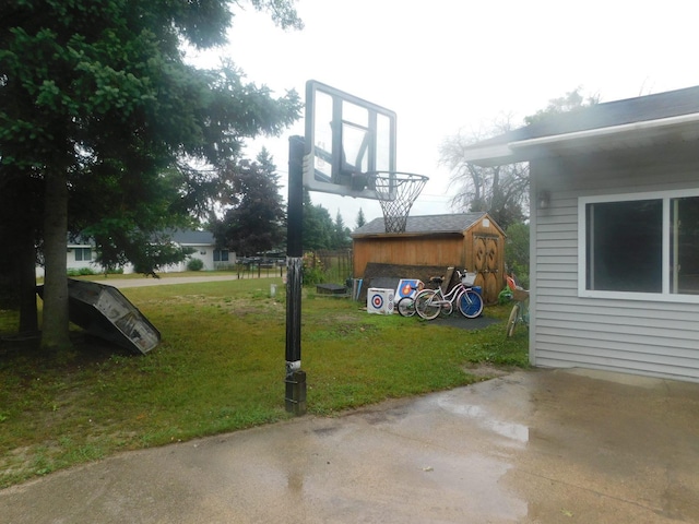 view of yard with an outdoor structure