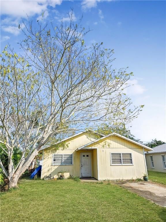 view of front facade with a front lawn