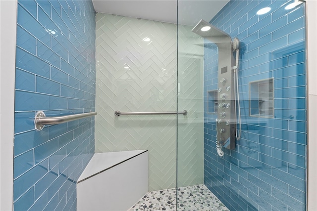 bathroom featuring tiled shower