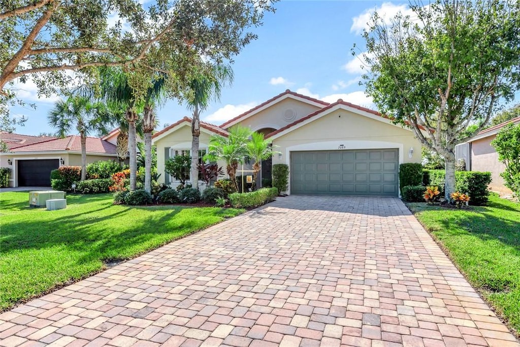 view of front of home featuring a garage and a front yard