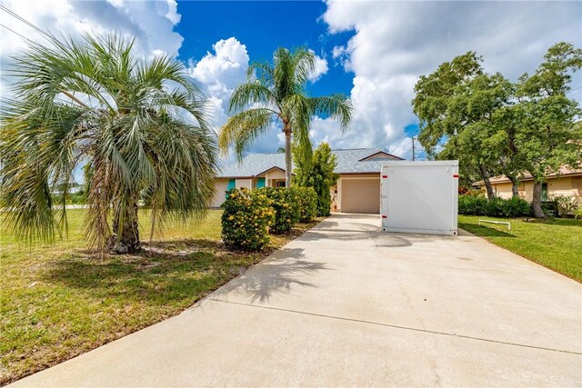 125 Capri Ave, Sebastian, FL 32958 - ranch-style home with driveway and a front lawn