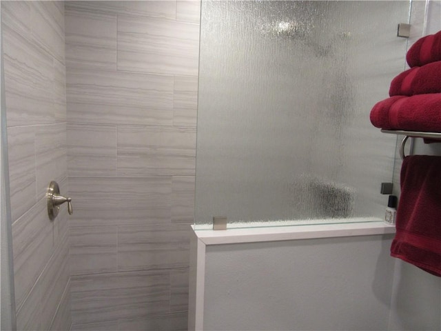 bathroom featuring a tile shower